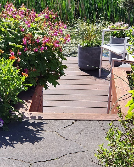 tussen de planten naar het vlonderterras